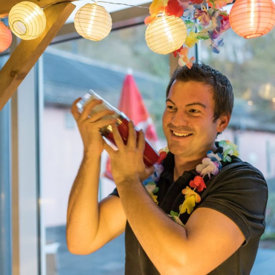 catering_basic_tragBAR_Cocktails_Karibik_Night_Wiedtalbad_Shaking